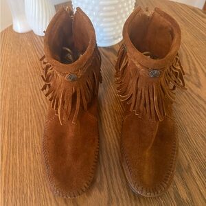 MINNETONKA Back Zip Hardsole Boot
https://www.minnetonkamoccasin.com/high-top-